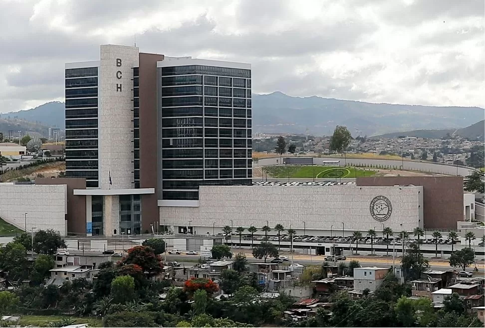 Fotografía de archivo en la que se registró una vista general del edificio sede del Banco Central de Honduras (BCH), en Tegucigalpa (Honduras).