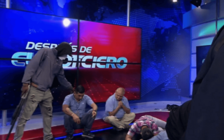 Encapuchados armados se toman un canal de televisión en Ecuador en una transmisión en vivo