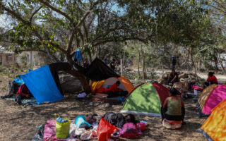 Caravana migrante nacida en Honduras se desintegra a su paso por Guatemala