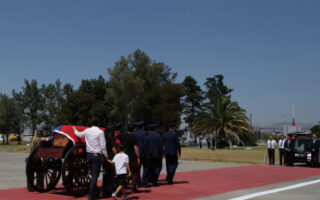 El féretro del expresidente Piñera llega a Santiago y es recibido con honores