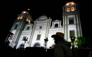 La fe en la «milagrosa» Virgen de Suyapa, patrona de Honduras, mueve a miles de personas