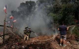 Aumentan a 56 los muertos en los devastadores incendios de Valparaíso en Chile