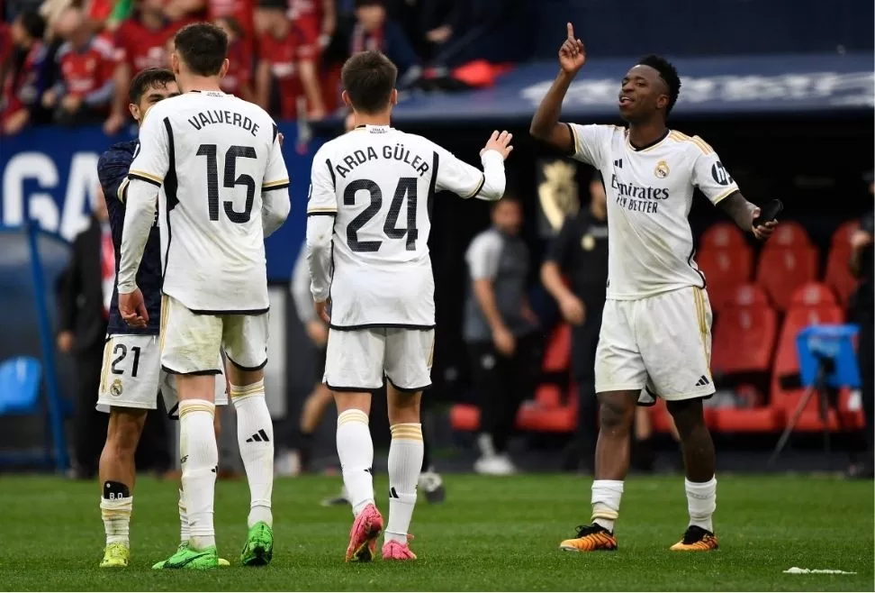 Vinícius firmó una actuación determinante en El Sadar que sirvió al Real Madrid para vencer con claridad este sábado al Osasuna (2-4) y dar un paso importante hacia el título de liga.