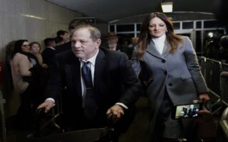 Corte de Nueva York anula la condena por delito sexual al exproductor Harvey Weinstein