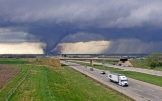 Potente tornado deja daños «catastróficos» en Nebraska y se viraliza en redes sociales