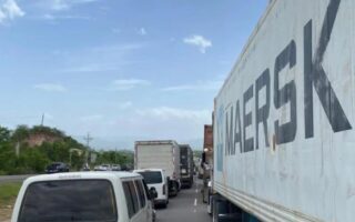 Transportistas bloquean carretera de Olancho cerca de limones como protesta