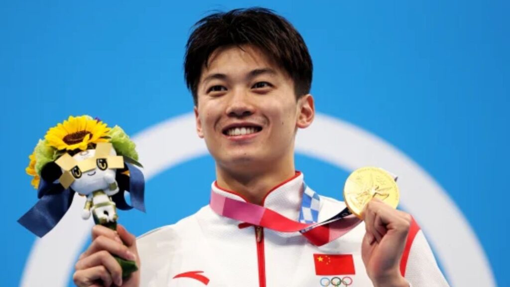 Wang posa tras ganar el oro en Tokio.Archivo de Maddie Meyer/Getty Images.
