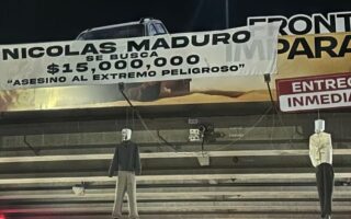 Monigotes de presidentes sudamericanos colgados en protesta contra Foro de Sao Pablo