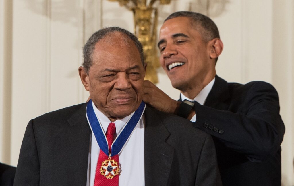 La contribución de Willie Mays al béisbol y a la cultura deportiva de Estados Unidos sigue siendo inigualable. Su ingreso al Salón de la Fama del béisbol en 1979 fue el reconocimiento final a una carrera extraordinaria que marcó un antes y un después en el deporte.