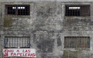 Escándalo en la Policía: Agente Sancionada por Intimidad con Detenido