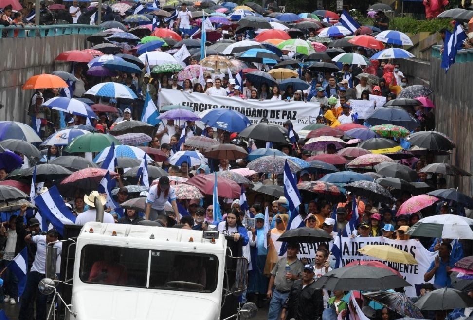 Cientos de simpatizantes y militantes de partidos y organizaciones de la oposición derechista marcharon este sábado en Honduras en protesta por una reunión del Foro de Sao Paulo