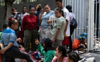 Hallan a 41 migrantes de Centroamérica hacinados en una casa del norte de México