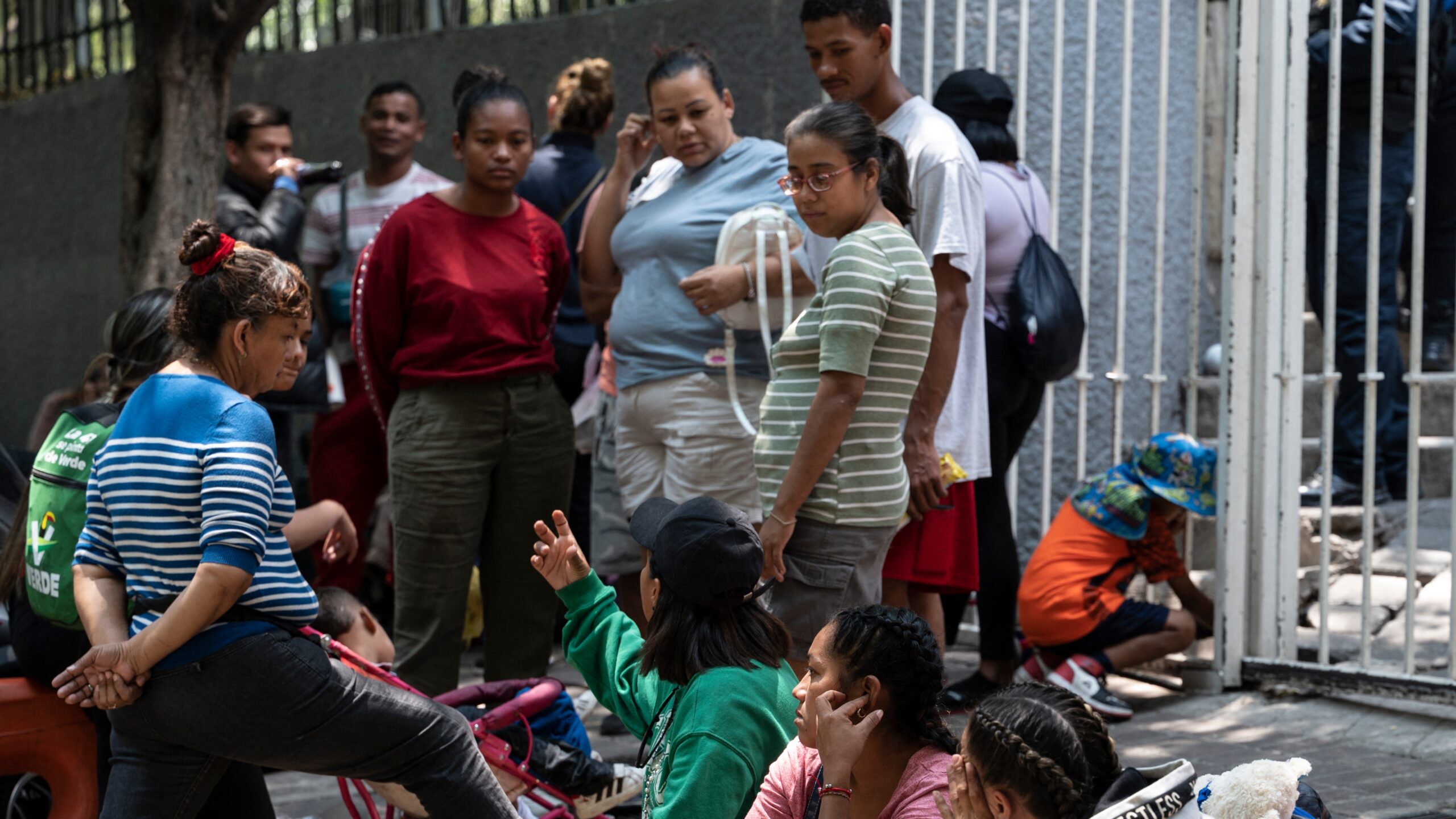 Víctimas de homicidios, accidentes o robos, los migrantes que buscan llegar a Estados Unidos lidian además con la ola de calor.