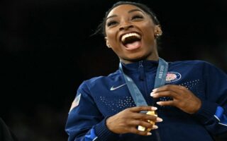 Simone Biles conduce a EEUU al oro por equipos en gimnasia de París-2024