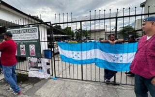 Protesta en San Pedro Sula por salarios impagos paraliza hospital