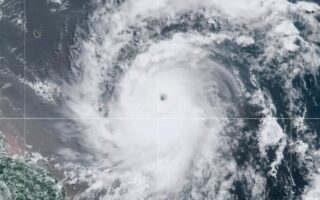 Huracán Beryl Golpea Barlovento con vientos de 130 mph (VIDEO)