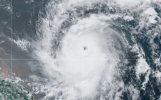 Huracán Beryl toca tierra en México con vientos de 95 km/h