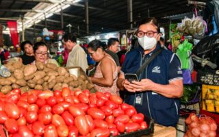 Bukele abre mercados móviles para controlar precios de alimentos en El Salvador