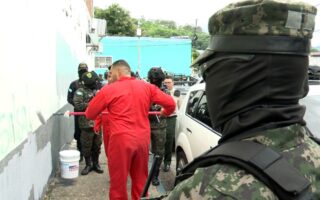 Privados de libertad borran grafitis de pandillas en Tegucigalpa (VIDEO)