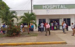 Continúa por quinto día huelga en hospital de Puerto Cortés