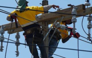 ENEE anuncia cortes de luz programados en varios departamentos del país