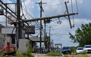 Houston enfrenta ola de calor y apagones tras el Huracán Beryl