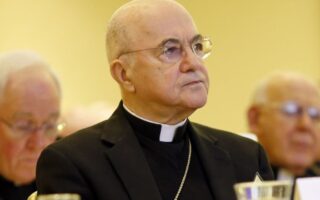 Vaticano excomulga a arzobispo por rechazar la autoridad del Papa Francisco 