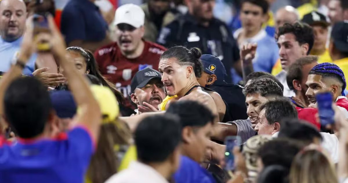 La Conmebol investiga a once jugadores uruguayos por disturbios tras el partido ante Colombia.