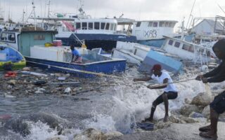 Beryl, tras devastar islas, se debilita rumbo a Jamaica