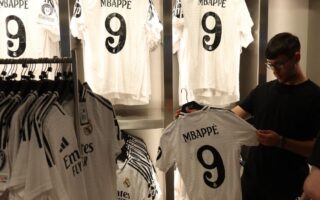 Camisetas de Mbappé agotadas en Madrid tras su fichaje estrella