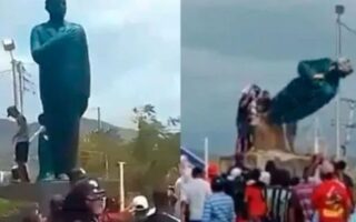 Venezolanos derriban estatuas de Chávez en protesta (VIDEO)