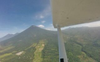 Buscan pasajeros de avioneta que cayó cerca de volcán en Guatemala