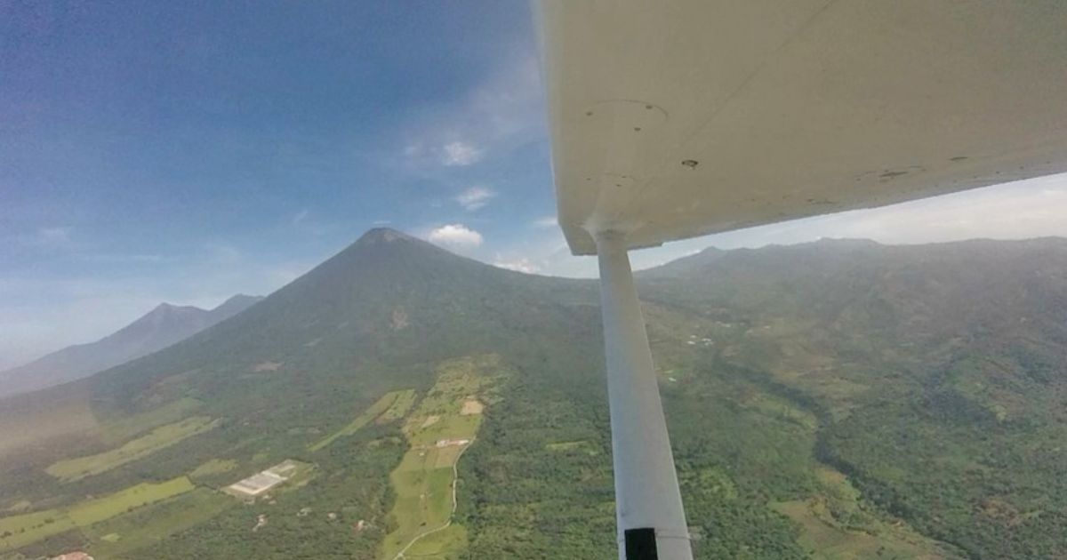 Búsqueda de pasajeros de avioneta cerca de volcán en Guatemala