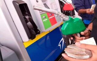 Carburantes bajan; gobierno prevé cinco semanas más de reducción