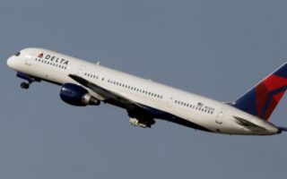 Investigan a Delta Airlines por cancelaciones de vuelos