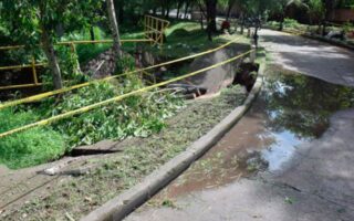 Tormentas activan fallas, desatan derrumbes en colonias y pasos peatonales de Tegucigalpa (VIDEO)