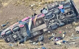 Perú: Autobús cae al abismo y deja al menos 20 muertos