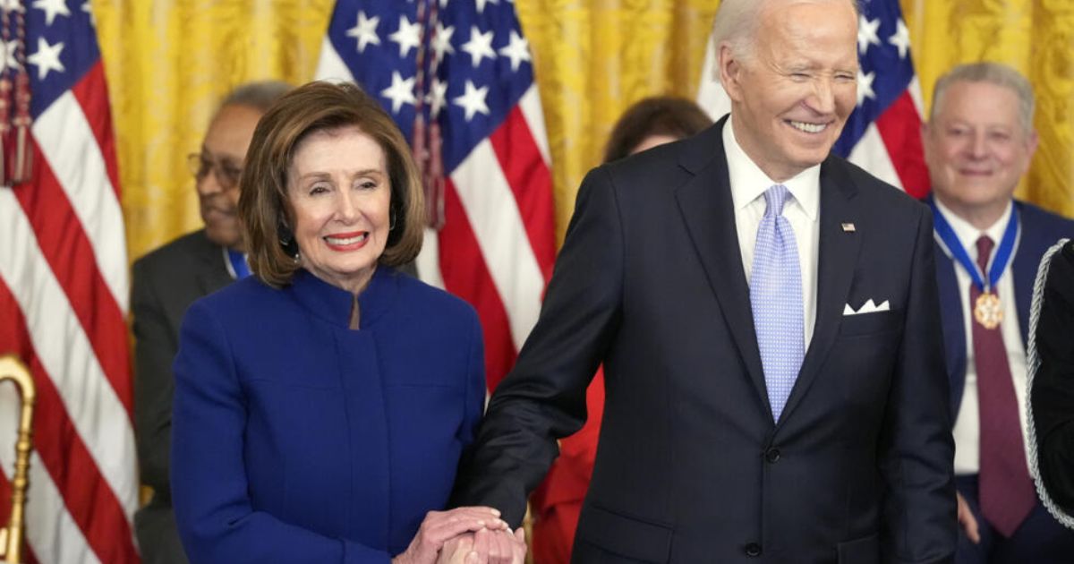 Pelosi insta a Biden a tomar una decisión sobre su reelección