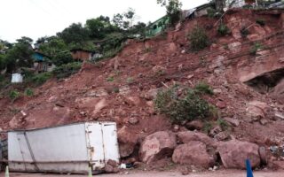 Evacuación de familias tras derrumbes en colonia capitalina  (VIDEO)