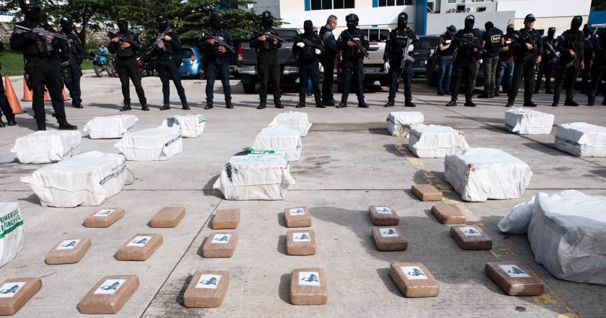 500 Kilos de Cocaína incautados a tres colombianos, trasladados a la capital