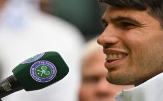 Alcaraz vence en su debut en Wimbledon ante un batallador Lajal