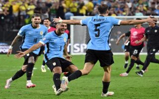 Uruguay, con diezmada defensa pero letal ataque, y una inspirada Colombia van por la final