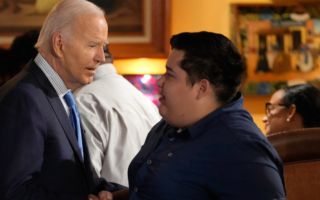 Biden corteja el voto latino con medidas educativas y migratorias