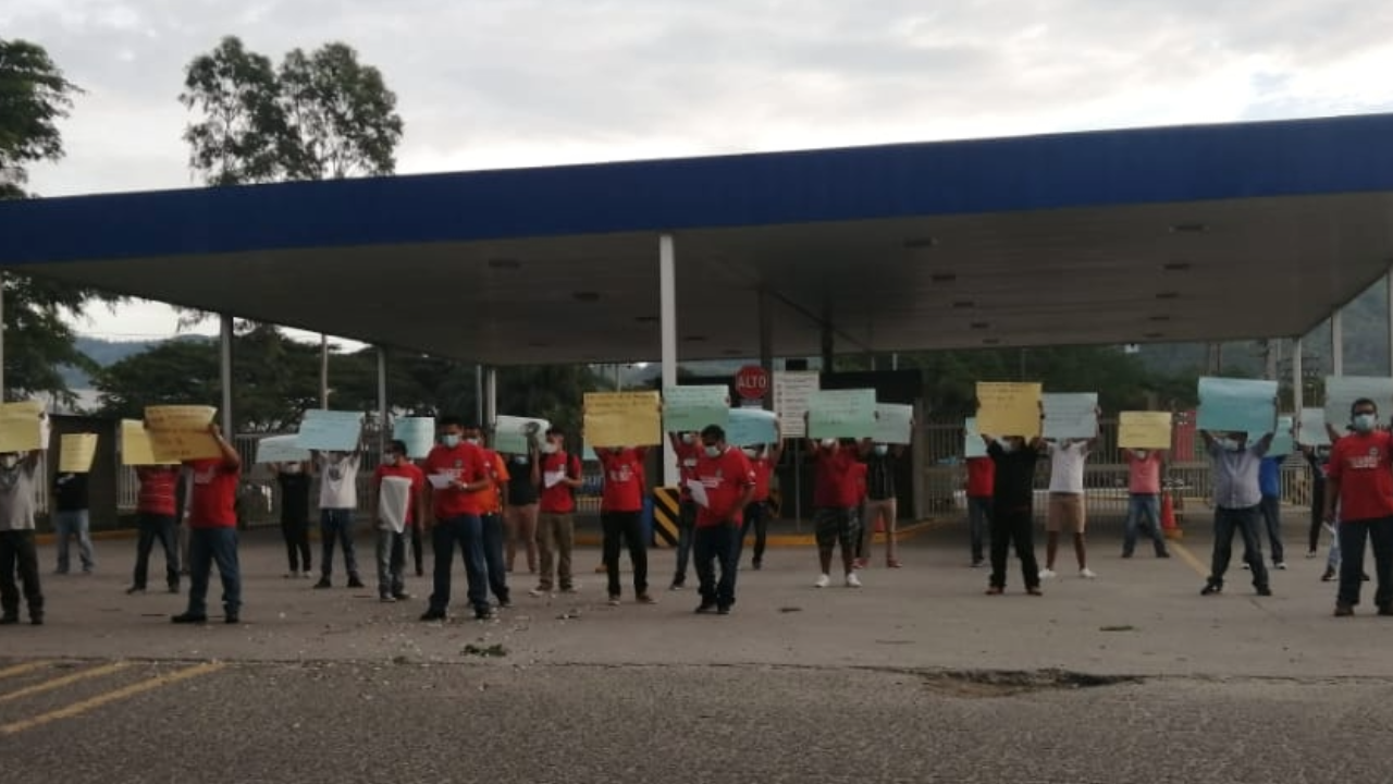 Trabajadores de la empresa Gildan protestan nuevamente en Villanueva, Cortés, para exigir el cumplimiento del acuerdo.