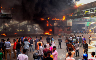 Bangladés decreta toque de queda y despliega a militares tras ola de protestas que deja más de 100 muertos