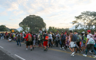 Se desintegra en Tapachula caravana de 200 hondureños 