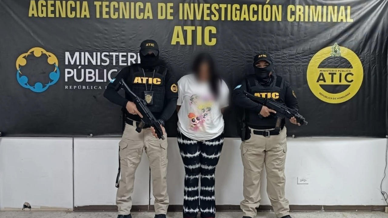 Un equipo de operaciones especiales y comunicaciones de la Agencia Técnica de Investigación Criminal capturó a Kimberlyn Isamar Franco.