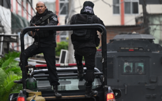 Policía entra en diez favelas de Rio para frenar guerra entre traficantes y milicia