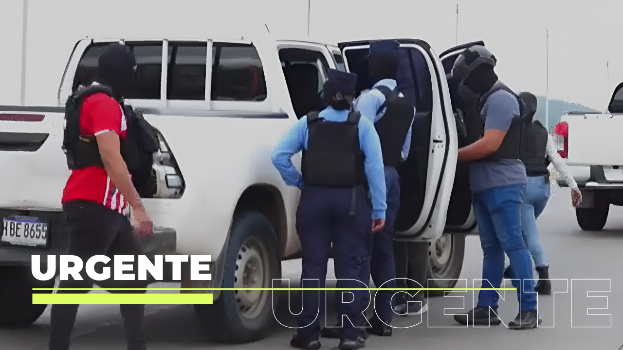 En una camioneta blanca sin placas, un hombre con camiseta blanca fue detenido tras una persecución y tiroteo en el bulevar Suyapa de la capital.