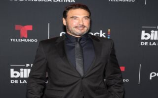 Eduardo Yáñez le arranca celular a reportera